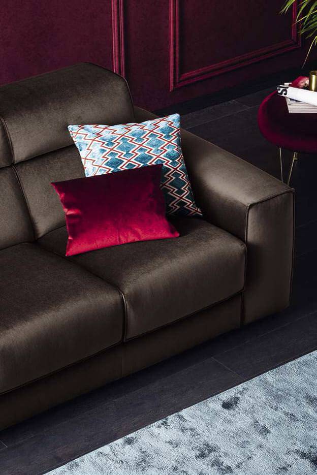 Az Ajar kitolható ülésű kanapé egyik jellegzetessége a puhán párnázott ülőfelület