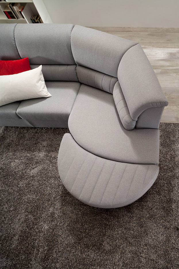 a kanapéhoz téglatest alakú puff is kapható, mely egy fotelhoz is remek választás hozzátolva
