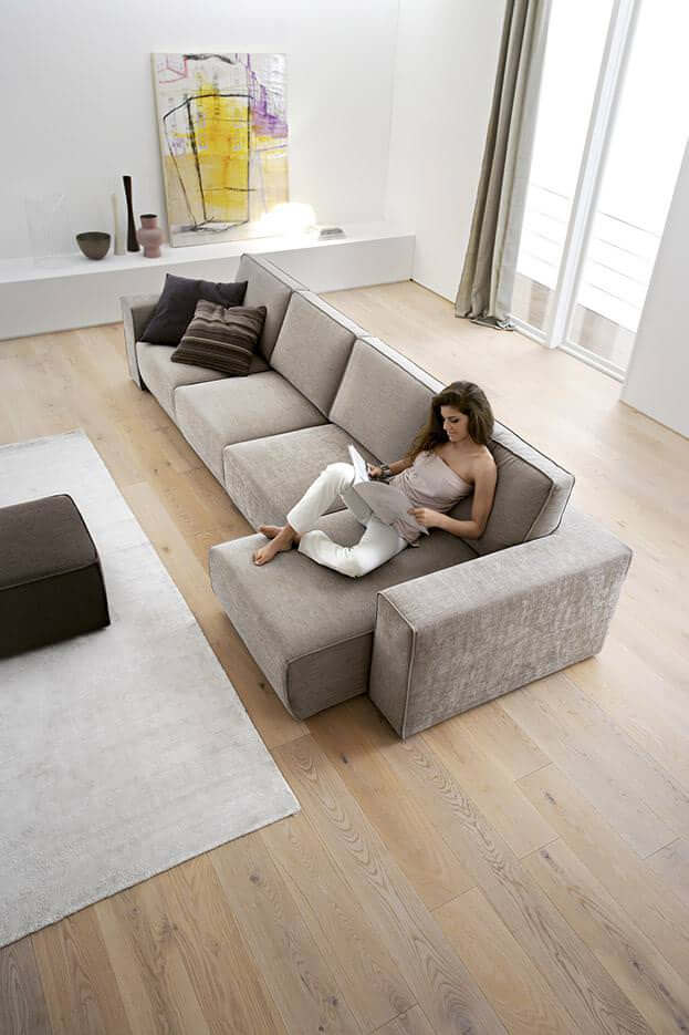 A Byron kitolható ülésű kanapé diszkrét és igazán minimalista kanapé