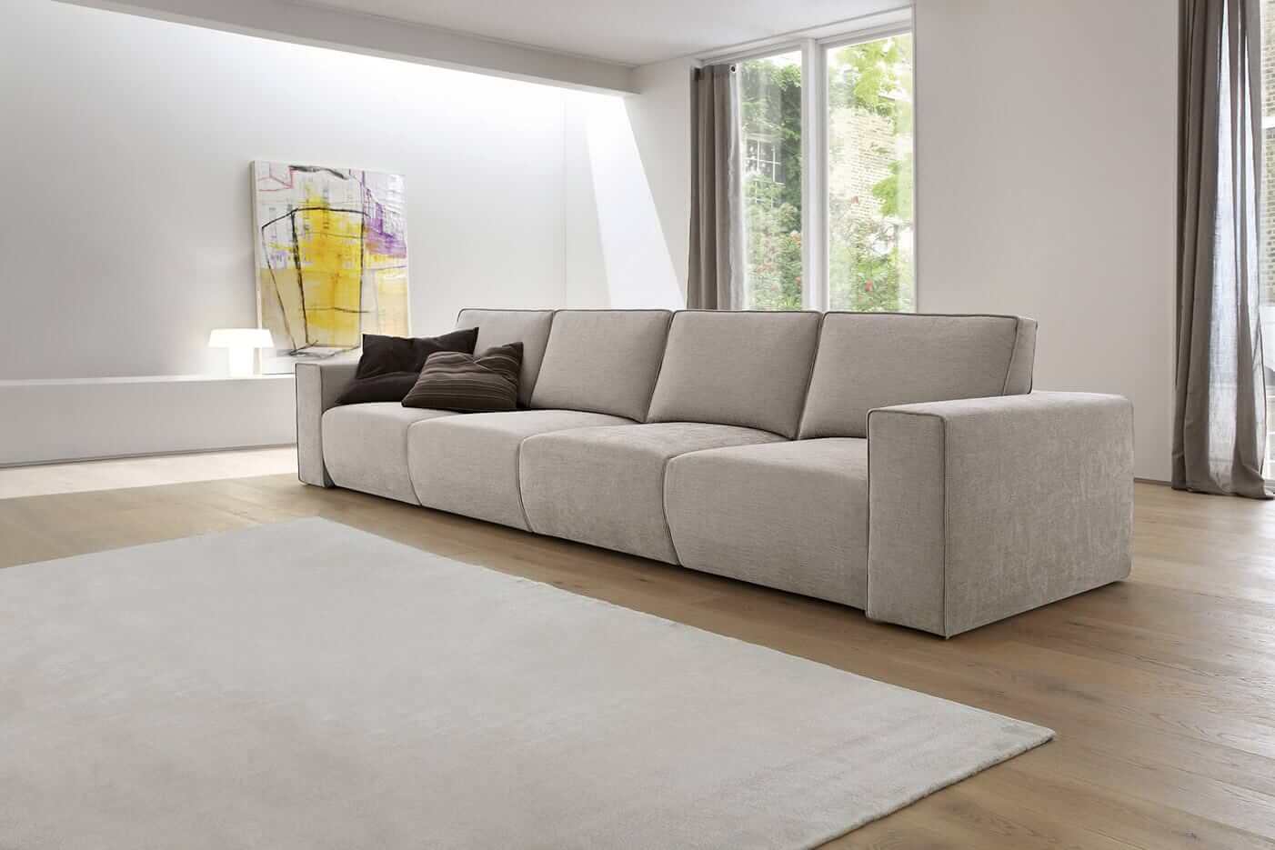 A Byron kitolható ülésű kanapé kiemeli az egyszerű formákat, a minimalista stílus jellegzetességét, vonalait és párnamentes üléseit