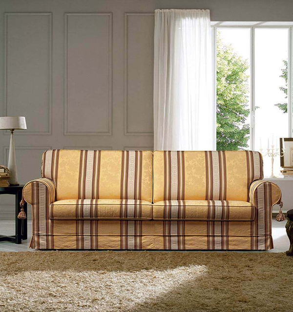 Az Ascot klasszikus kanapé ívelt karfái visszahozzák életünkbe a romantikus hangulatot.