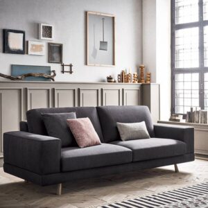 Az Aspen kanapé, minimalista dizájnja ellenére, igazán erőteljes személyiséggel rendelkezik, melyet egyedi falábai adnak.