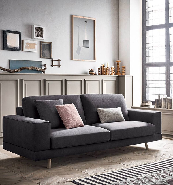 Az Aspen kanapé, minimalista dizájnja ellenére, igazán erőteljes személyiséggel rendelkezik, melyet egyedi falábai adnak.