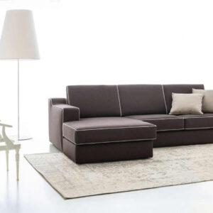 A Jonas kanapé letisztult vonalai és kontrasztos felső varrásának köszönhetően mindenféle térhez és bútorhoz képes alkalmazkodni.