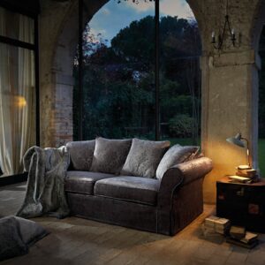 Az Elite klasszikus kanapé a régi korokat idéző elegáns bútordarab, mégsem régimódi.