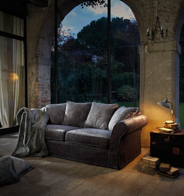 Az Elite klasszikus kanapé a régi korokat idéző elegáns bútordarab, mégsem régimódi.