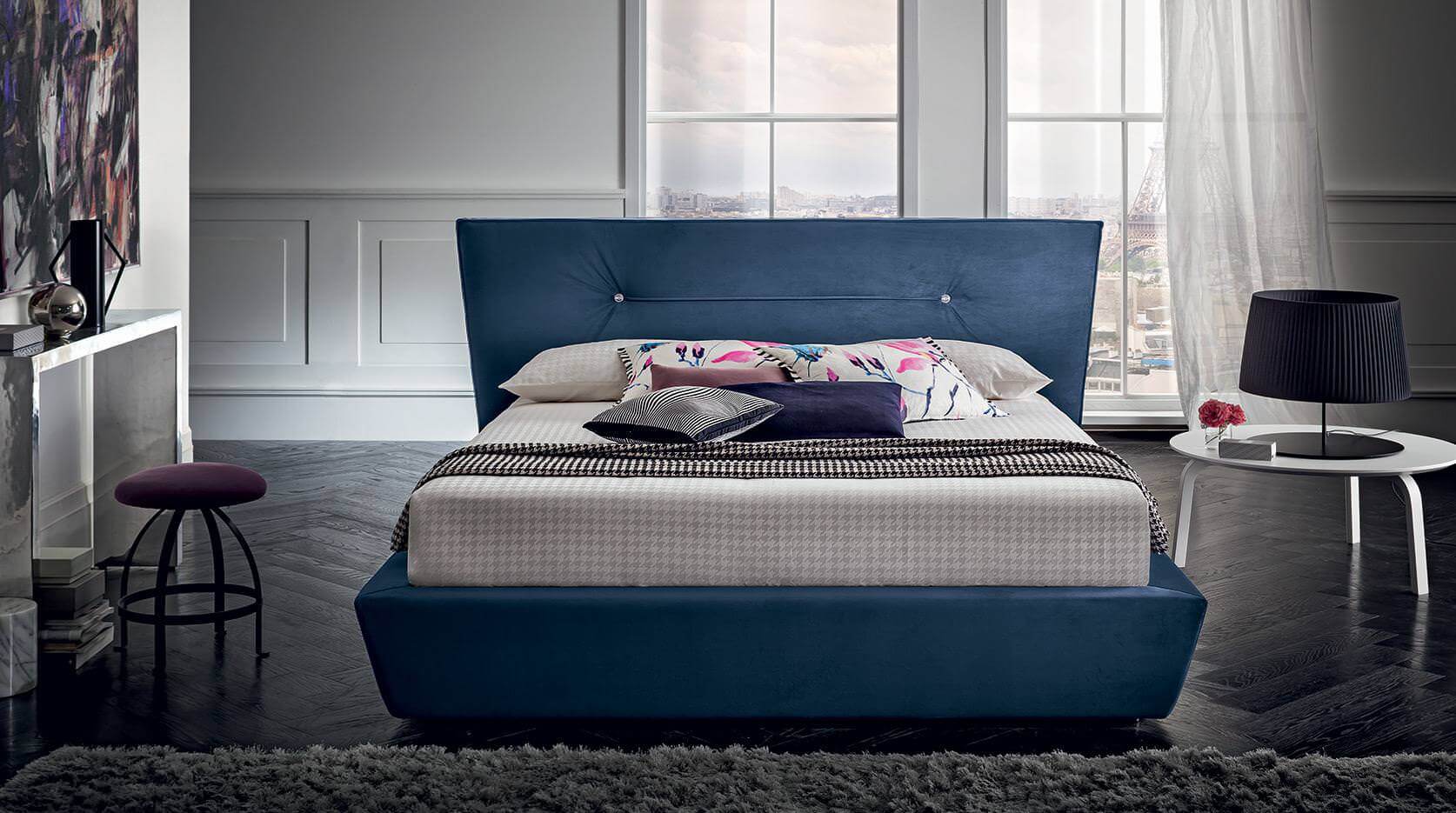 Chris franciaágy geometriai vonalai szigorúvá, de kompromisszumkésszé teszik, így az ágy bármilyen környezetben megállja a helyét