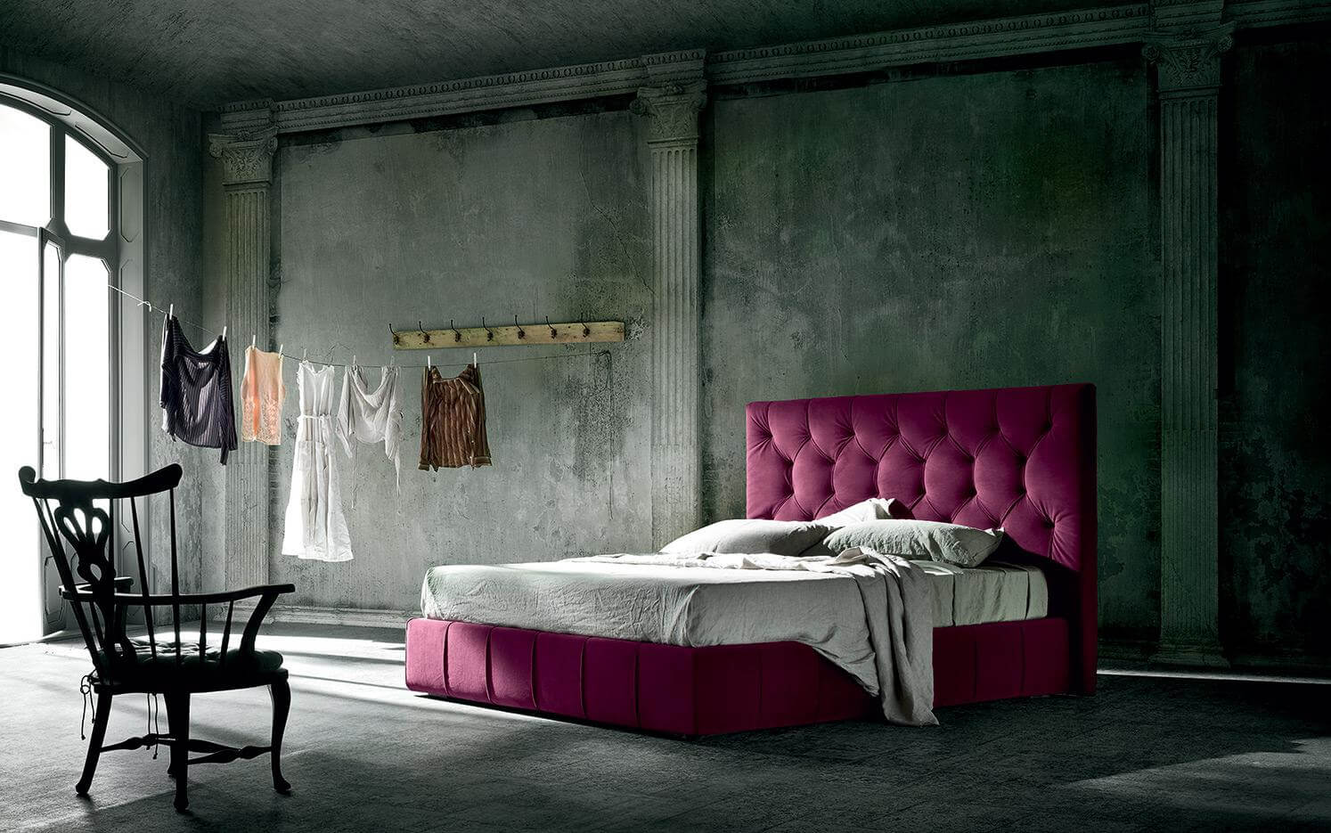 A Hamilton kárpitozott ágy modern és egyben klasszikus eredeti olasz bútor