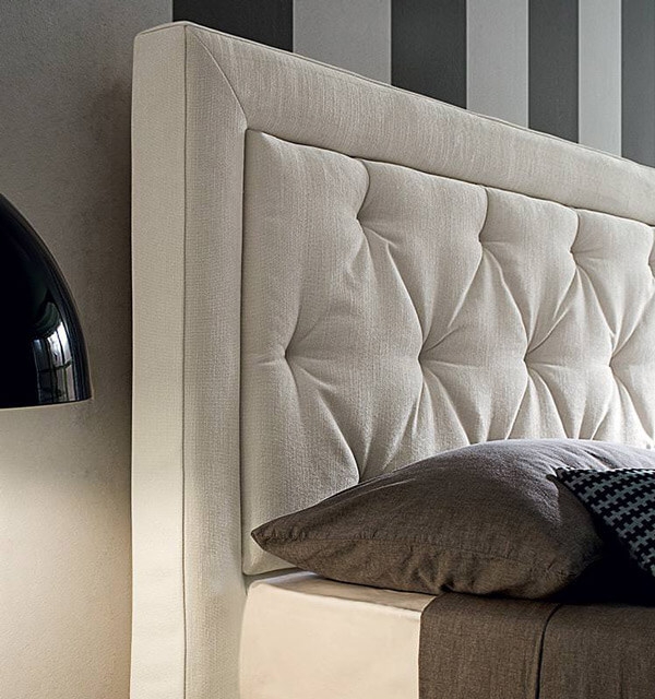 Az Adrian kárpitos ágy klasszikus olasz bútor