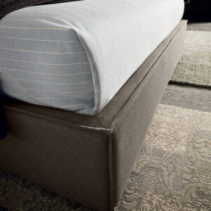 A Miller franciaágy magas és sima fejtámlája megfordítható burkolattal van ellátva, ugyanaz elöl és hátul is, ami lehetővé teszi, hogy az ágyat akár a szoba közepére is elhelyezhessük.