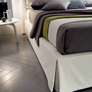 Az Adrian kárpitos ágy klasszikus olasz bútor, ami ágyrács emelőszerkezettel (clean up system) rendelkezik,