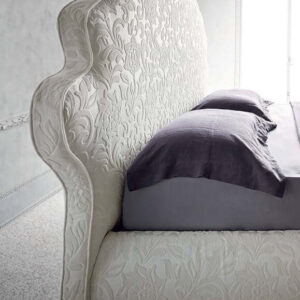 A Jason klasszikus ágy elegáns, finoman kidolgozott részleteivel és dekoratív vonalaival újragondolja a klasszikus stílust