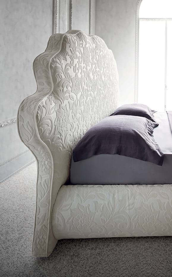 A Jason klasszikus ágy elegáns, finoman kidolgozott részleteivel és dekoratív vonalaival újragondolja a klasszikus stílust