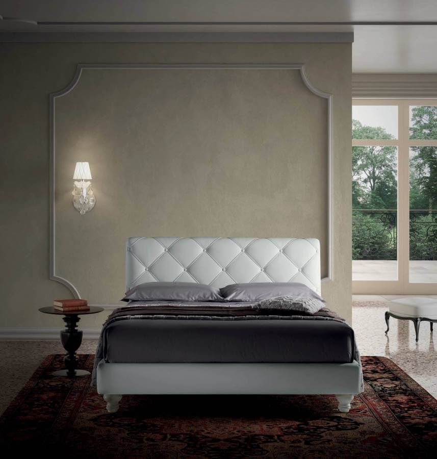 Mivel az elegáns és kifinomult Novel klasszikus ágy időtlen dizájnnal rendelkezik, könnyű szerelembe esni vele.