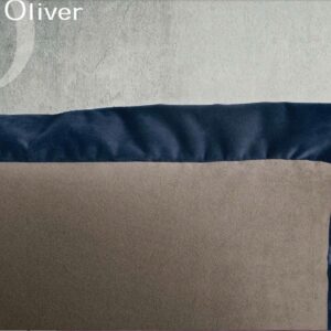 Az Oliver franciaágy kiemelkedik a fejtámlát alkotó nagy párnáival.