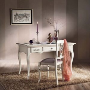 Az íróasztal H623 tömör minőségi faanyagból készült szép, szolid íróasztal. Hangulatát tekintve a klasszikus kort idézi.