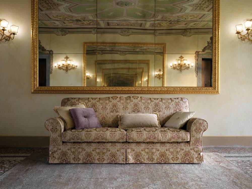 Medea klasszikus kanapé eleganciáját még fokozni is tudjuk, hiszen a karfákra választhatunk takarókat.