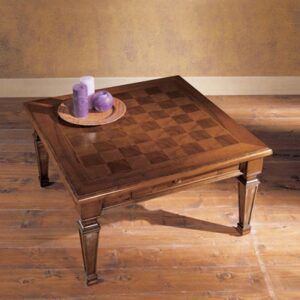 A Klasszikus kisasztal H860 egy négyzet alakú tömörfából készült dohányzóasztal sakk betéttel és egy fiókkal.