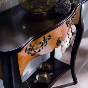 Gyönyörű klasszikus stílusú Nyárfa konzolasztal fiókja