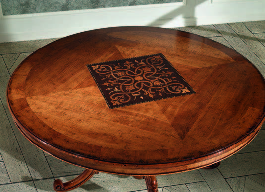 A Kerek fa asztal intarziával termékünk kör alakú, úgynevezett berakásos díszítésű asztal