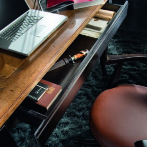 A fa íróasztal H930 termékünk egy nagy kihúzható, csillapított fiókkal rendelkezik, amely az asztal négy stabil és strapabíró lábának köszönhetően jól terhelhető.
