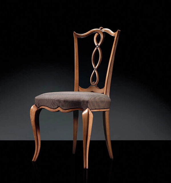 Az Asola treccia szék háttámláján található három körszerű, gomblyukhoz hasonlító formája adja ennek a széknek az egyediségét.