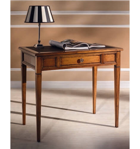 Az íróasztal H6183 egy elegáns, klasszikus fa íróasztal, amely minőségi tömör tulipánfából készült diókivitelben, finom és egyben letisztult megmunkálással.