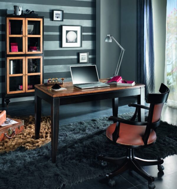 Az íróasztal H930 eredeti olasz irodaberendezési tárgy az olaszországi Velencéből.