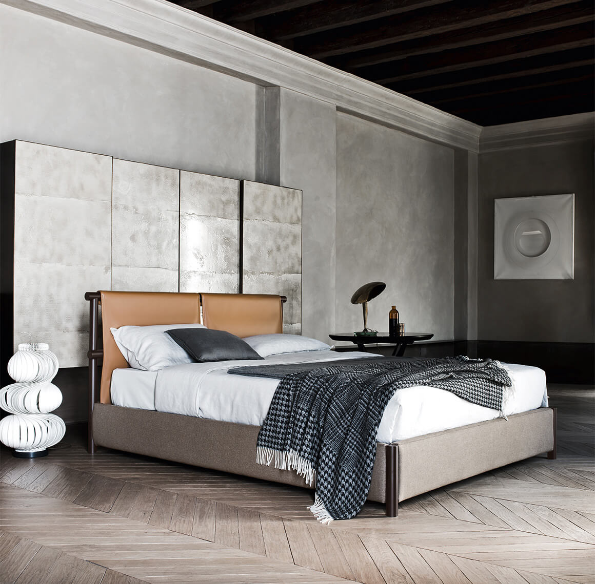 A Jetty ágy egyszerű formatervének és a meleg színeinek köszönhetően számos különböző stílusú bútordarabbal is jól kombinálható.