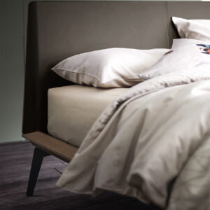 A barna árnyalatban kapható ágy jól mutat, bézs, fehér, pasztellzöld és arany ágyneművel is.