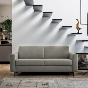 A Regis ágyazható kanapé magas acél lábbal ellátott design kanapéágy.
