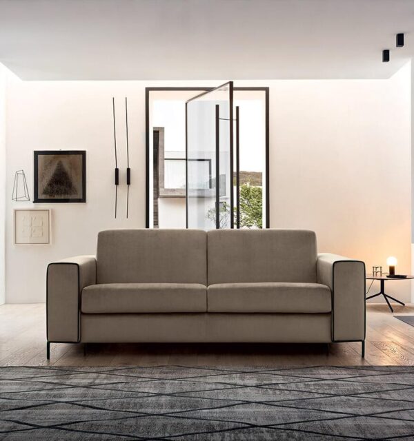 A Madison ágyazható kanapé is egy magas acél lábbakkal ellátott design kanapéágy.