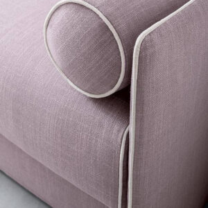 A Blair ágyazható kanapé minimalista vonalai, amelyeket a lekerekített párnák tompítanak