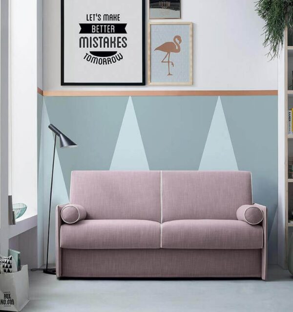 A Blair ágyazható kanapé minimalista vonalai, amelyeket a lekerekített párnák tompítanak, ideálisak a kis méretű lakásokba