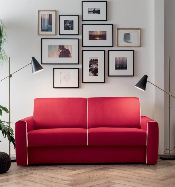 Modern, összetéveszthetetlen vonalak, amelyeket a kontrasztos kédervarrás tesz egyedivé. Ez a Dakota ágyazható kanapé.