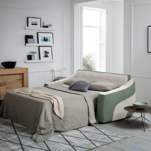 A kanapéból átalakítható ágy a hátrész beforgatásával nyílik, ezért az ágy nyitott állapotban nem foglal több helyet, mint a matrac hossza.