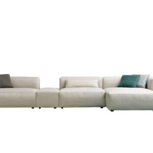A modern Alcazar design kanapét mindössze apró lábai választják el a földtől így nem mondható túl magasnak.
