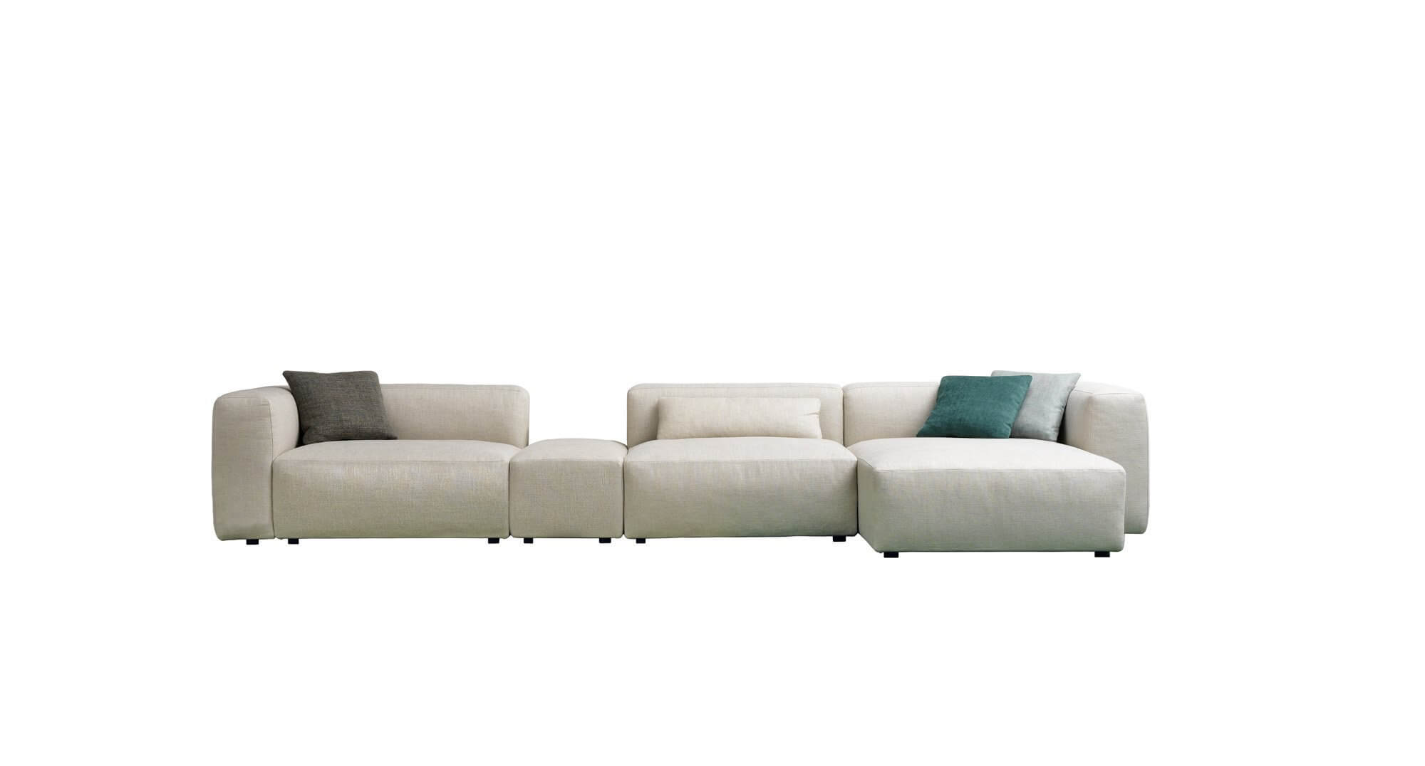 A modern Alcazar design kanapét mindössze apró lábai választják el a földtől így nem mondható túl magasnak.