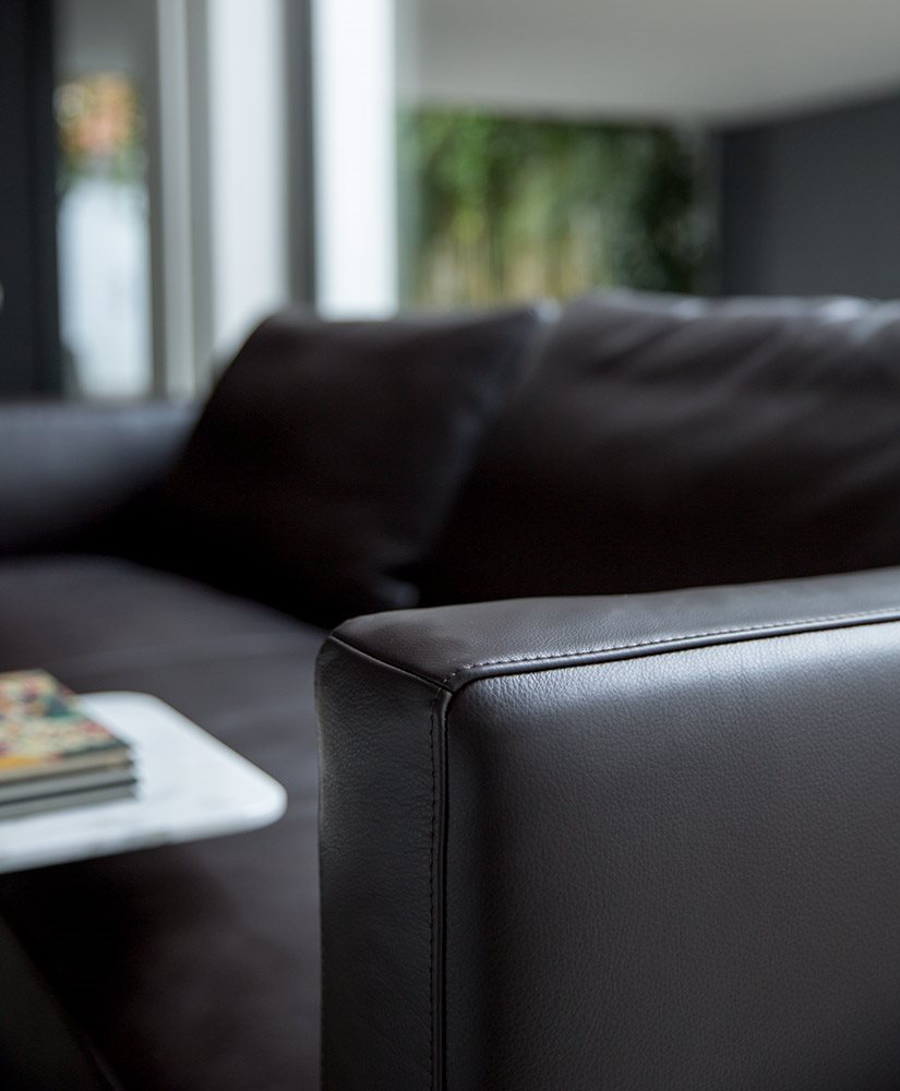 Bowie design kanapé sötét színben karfa elem