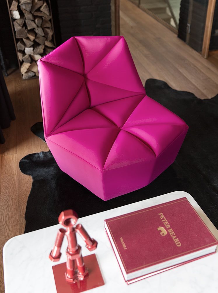 A Gossip fotel egy különleges dizájnfotel pink színben