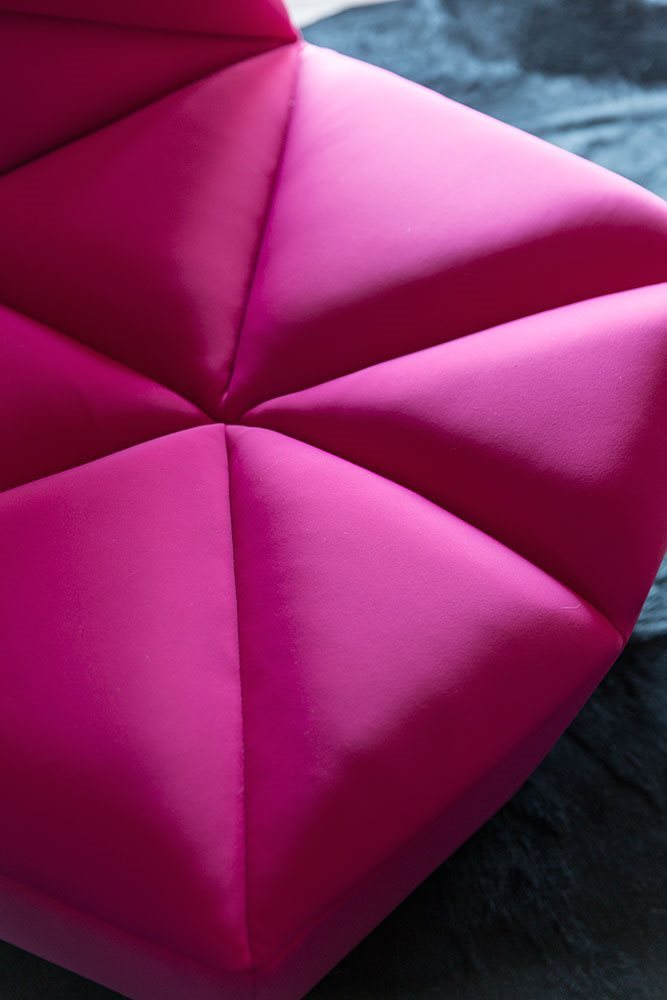 A Gossip fotel egy különleges és egyedi megoldásokkal készült bútordarab. pink színben