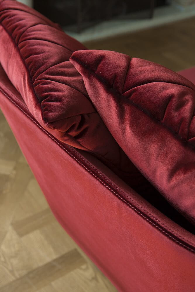 design kanapé háttámla párnákkal vörös
