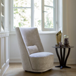 A Vivien high fotel elbűvölő, karcsú és kissé szabálytalan vonalvezetéssel valósággal megváltoztatja az adott helyiség atmoszféráját.