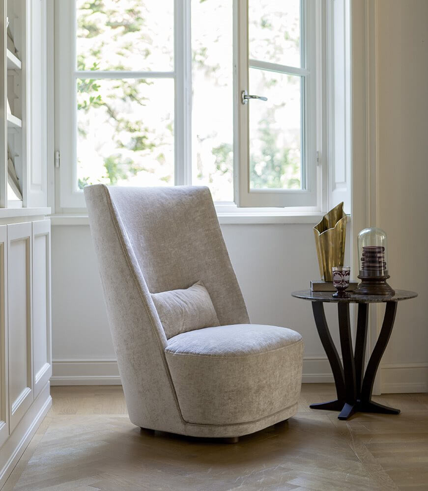 A Vivien high fotel elbűvölő, karcsú és kissé szabálytalan vonalvezetéssel valósággal megváltoztatja az adott helyiség atmoszféráját.