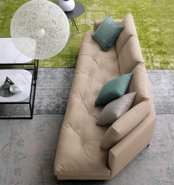 Az Alcove design kanapé remek választás azok számára, akik már unják a megszokott párhuzamos vonalakat és valami igazán különlegest szeretnének.
