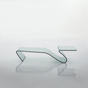 Az Alaric dohányzóasztal egy geometriai ihletésű remekmű, amely zökkenőmentesen párosítja a művészetet és a funkcionalitást.