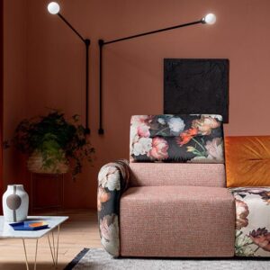 Murakami kanapé virágos változatban karfára fókuszálva