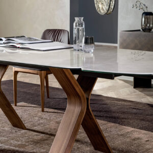 A Still asztal görbített, fából készült lábai