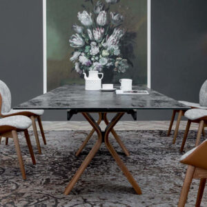 A Still asztal neve nyugalmat árasztó megjelenéséből, de akár időtálló eleganciájából is származhat.