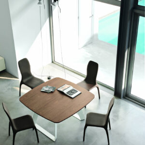 Brenta asztal fa asztallappal, fehér lábbal négyzetes formában